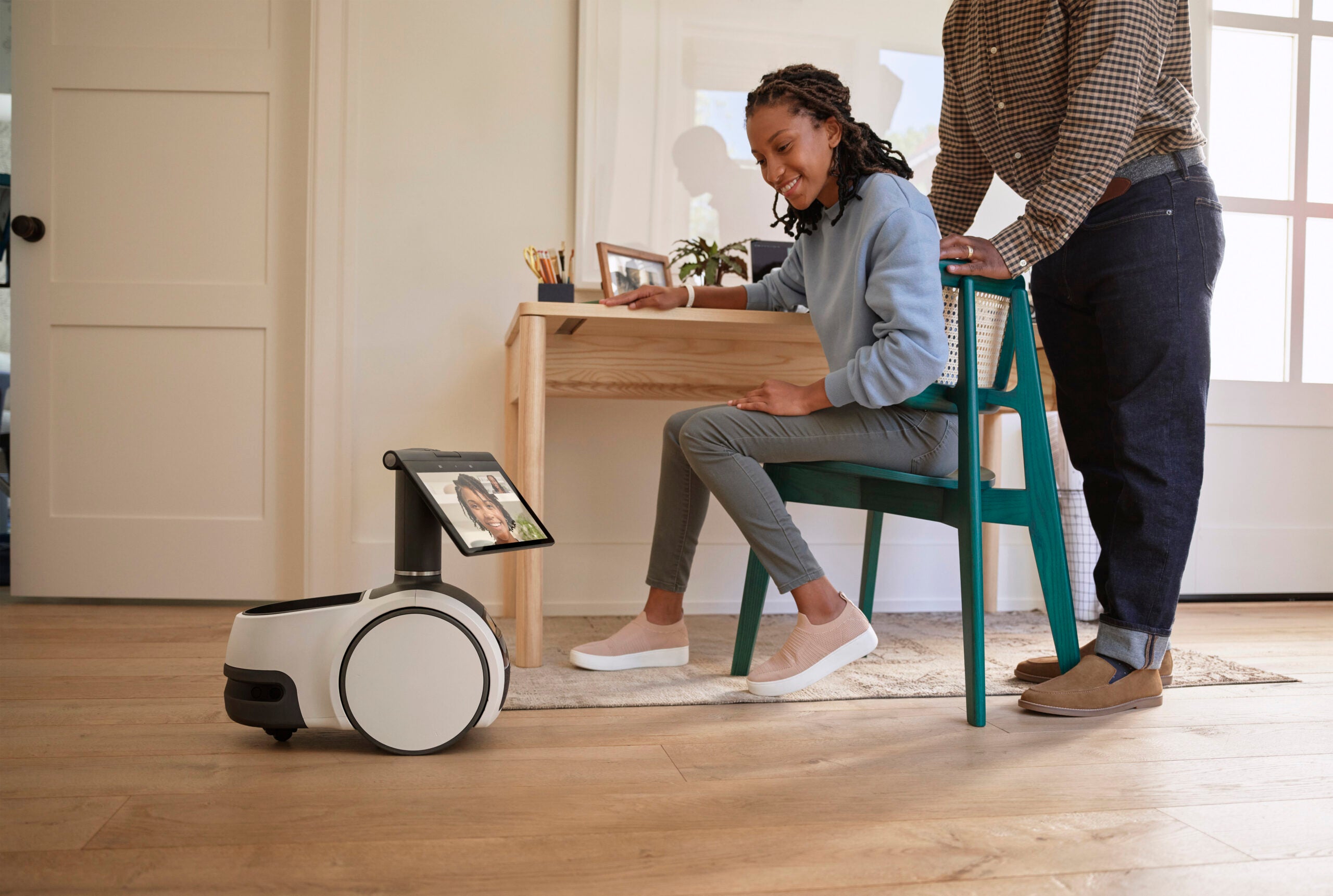 Amazon Unveils New Robot That Can See, Hear And Allows Video Chat (Video)
