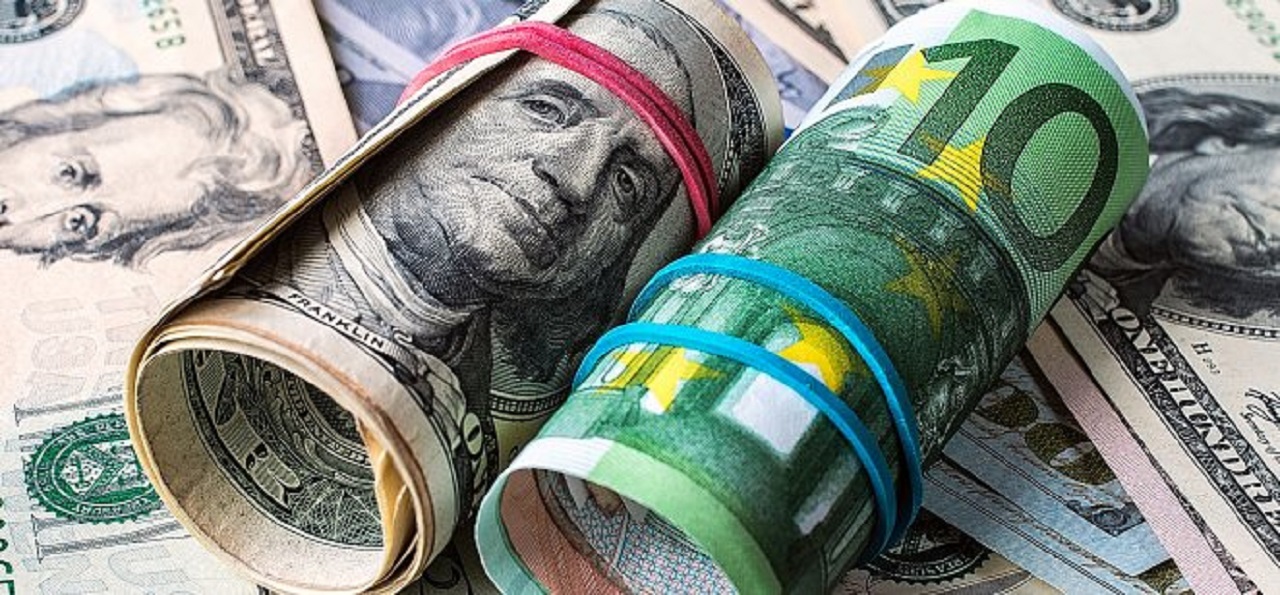 Euro drops against the Dollar