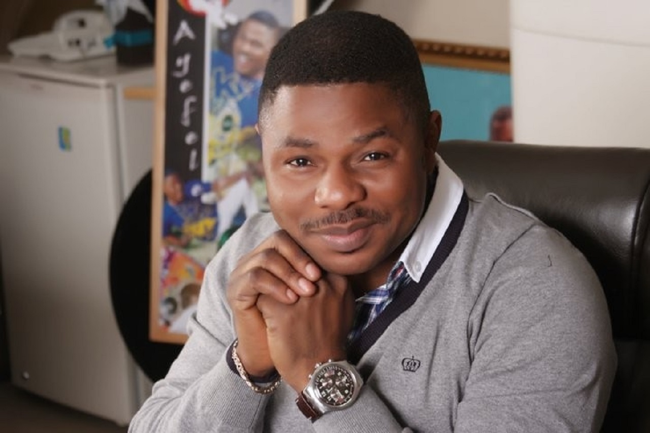 NSCDC Officer Punches Singer Yinka Ayefele, Threatens To Shoot Him - See Why