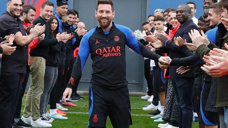 Messi Receives Guard of Honour On PSG Return [Watch]