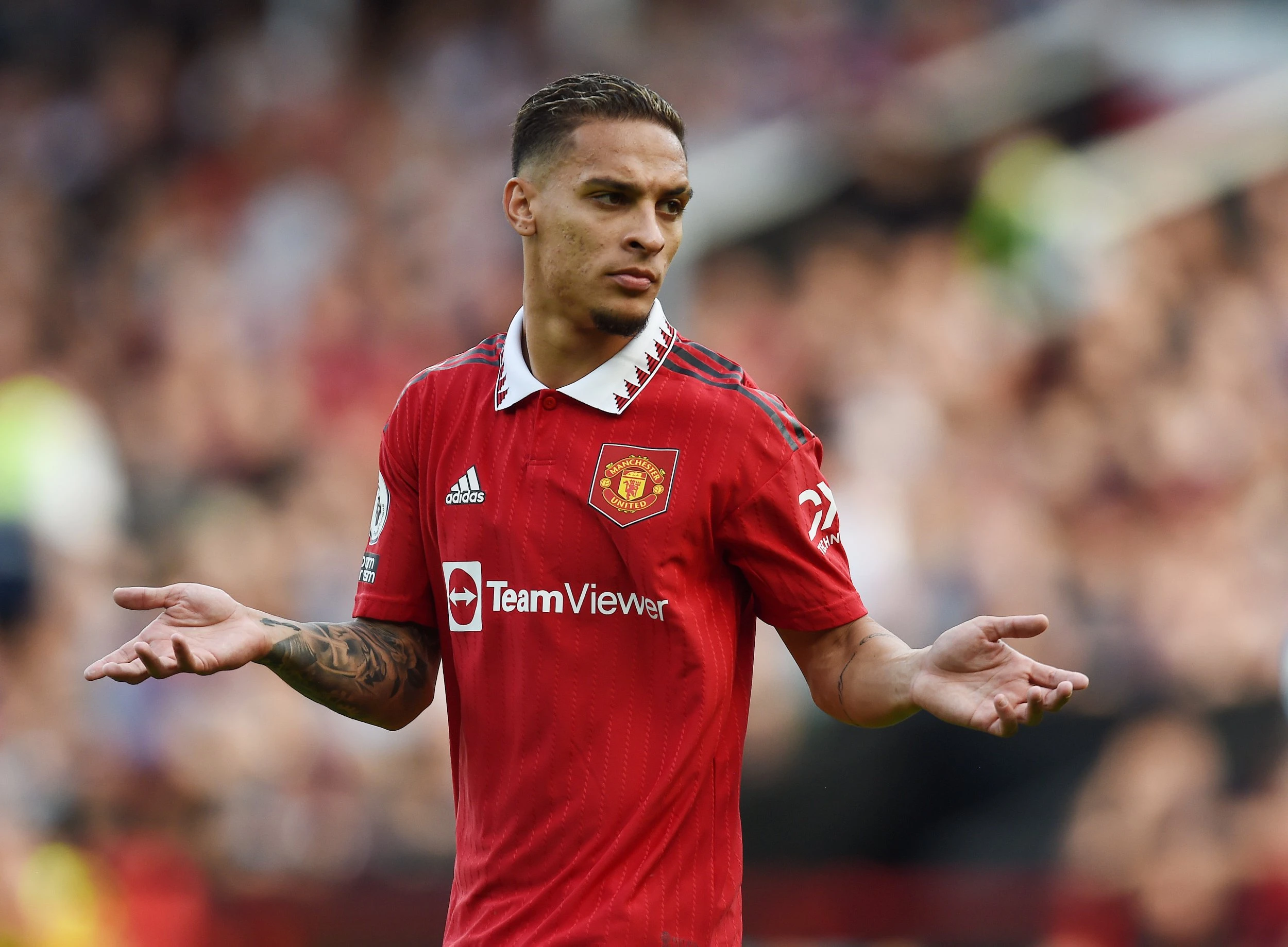 "This is criminal” - Fans React After Antony Decision To Shoot When 3 of His Man United Teammates Were Unmarked